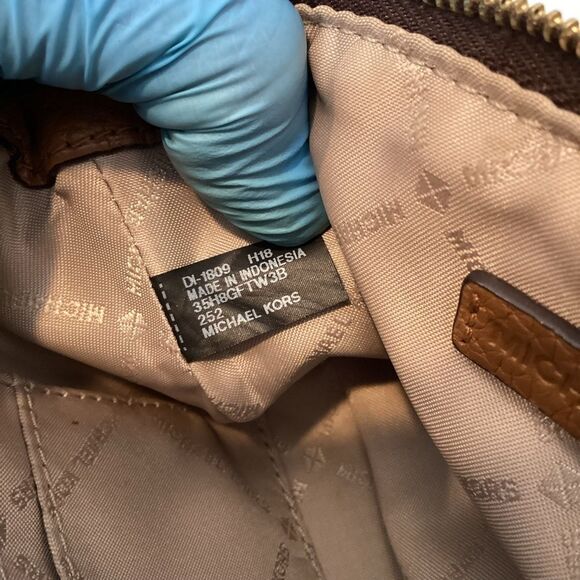 Michael Kors Signature Logo Saffiano Leather Mid-sized Wristlet Clutch Wallet - Picture 13 of 14